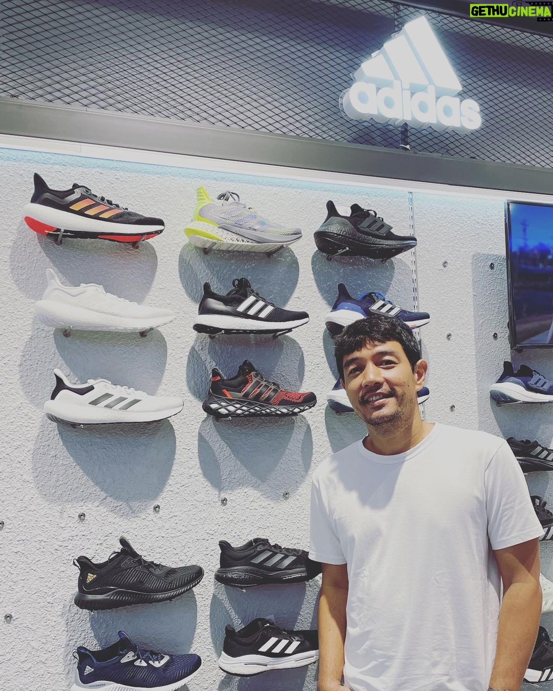 Edo Borne Instagram - Mencari sepatu lari tak semudah yang dibayangkan, bagaikan mencari pasangan hidup. Meski terpajang berbagai macam dan jenis sepatu di etalase, menemukan yang pas cukup sulitlah. Itu sebabnya, penting untuk mengetahui tips memilih sepatu lari yang tepat, salah satunya dengan bertanya yang pasti. Sepatu lari biasanya didesain agak berbeda dengan alas kaki pada umumnya. Mulai dari bentuk, berat, ukuran, model yang terpenting ataupun tingkat kenyamanan sepatu saat dipakai. Dan pilihanku saat ini tertuju pada si manis adidas boost yang menggugah hati dan memanggil manggil bagaikan dia berkata "ayo pakai aku, kan kubawa kau lari mengejar semua impianmu" #adidasindonesia #diy