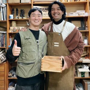 Edo Borne Instagram - 2019 dikasi tau @kamilalee1 kalo di korea ada pelatihan perkayuan dan yang ngajar profesor @kim.s.b_ , akhirnya kesampean belajar dari masternya jointing @junokkkkkk, salah satu wood worker korea yang sering menang kompetisi disini, nanti gw bikin video youtubenya dari awal sampe akhir bagaimana dovetailnya junok bisa rapet banget #diy #woodworker #wood #learning #belajar #koreastyle