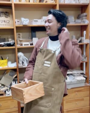 Edo Borne Instagram - 2019 dikasi tau @kamilalee1 kalo di korea ada pelatihan perkayuan dan yang ngajar profesor @kim.s.b_ , akhirnya kesampean belajar dari masternya jointing @junokkkkkk, salah satu wood worker korea yang sering menang kompetisi disini, nanti gw bikin video youtubenya dari awal sampe akhir bagaimana dovetailnya junok bisa rapet banget #diy #woodworker #wood #learning #belajar #koreastyle