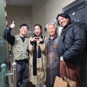Edo Borne Instagram - 2019 dikasi tau @kamilalee1 kalo di korea ada pelatihan perkayuan dan yang ngajar profesor @kim.s.b_ , akhirnya kesampean belajar dari masternya jointing @junokkkkkk, salah satu wood worker korea yang sering menang kompetisi disini, nanti gw bikin video youtubenya dari awal sampe akhir bagaimana dovetailnya junok bisa rapet banget #diy #woodworker #wood #learning #belajar #koreastyle