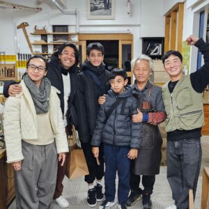 Edo Borne Instagram - 2019 dikasi tau @kamilalee1 kalo di korea ada pelatihan perkayuan dan yang ngajar profesor @kim.s.b_ , akhirnya kesampean belajar dari masternya jointing @junokkkkkk, salah satu wood worker korea yang sering menang kompetisi disini, nanti gw bikin video youtubenya dari awal sampe akhir bagaimana dovetailnya junok bisa rapet banget #diy #woodworker #wood #learning #belajar #koreastyle