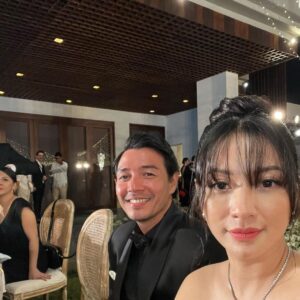 Edo Borne Instagram - "Neng aku tadi ketiduran di daybed kolam renang " 😑, bener bener merah 

Akhirnya ke kondangan ama mr crab