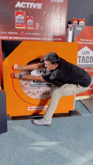 Edo Borne Instagram - Lem TACO Active lagi bikin challenge seru nih. Kalian bisa dapetin uang 100jt cuma dengan buka kotak yang udah direkatin pake Lem TACO Active. Lemnya lebih kental dan pekat, dan kuat banget nempelnya. Gawat deh, gw  nyerah guys. Belum ada nih yang berhasil ngalahin kekuatan Lem TACO Active. Nah, buat kalian yang mau cobain kekuatan Lem TACO Active, ikutin terus updatenya di akun IG TACO @taco.id dan @mitrataco #KuatGaAdaLawan #LemTACOActive #KentalPekatKuat
