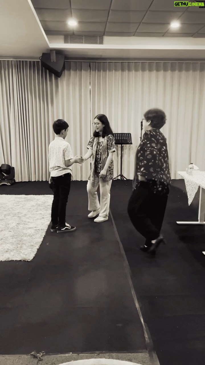 Edo Borne Instagram - Papa videoin aku maen piano #diy #pianolessons