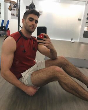Eduardo Sanchez-Ubanell Instagram - New year workout routine off to a good start! 🏋🏻‍♂️ What’s your New Years resolution? 🥳