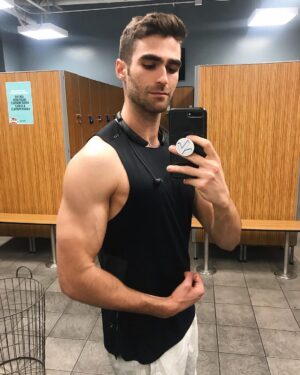 Eduardo Sanchez-Ubanell Instagram - 2 months into a new training and diet program...been tough but think we’re starting to make some gainz 😬💪🏼