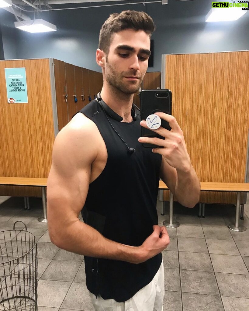 Eduardo Sanchez-Ubanell Instagram - 2 months into a new training and diet program...been tough but think we’re starting to make some gainz 😬💪🏼 Crunch Fitness