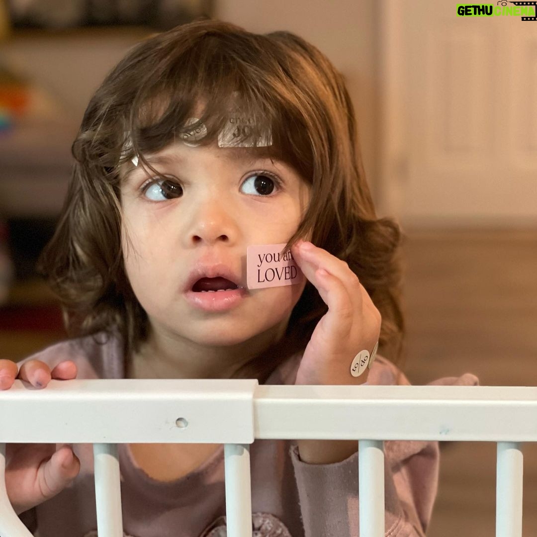 Ektor Rivera Instagram - No hay regalo más hermoso que ver felicidad en el rostro de mi hija por la dedicación de una madre excepcional. Tengo la fortuna de tener una madre extraordinaria, que amo con todo mi corazón, en @alic_iris y hoy día mi agradecimiento a Dios es doble por tener a Yara en nuestras vidas. Te amo mami, te amo @yaralasanta #HappyMothersDay 🌺
