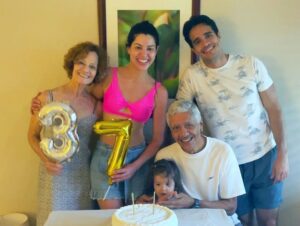 Ektor Rivera Instagram - Yara cumple hoy… en su cara (y en la mía) la felicidad más grande de estar en la isla y en familia. 🇵🇷Felicidades mi amor, eres un alboroto de alegría en nuestras vidas! 😄 Por eso te amamos tanto!❤️ @yaralasanta