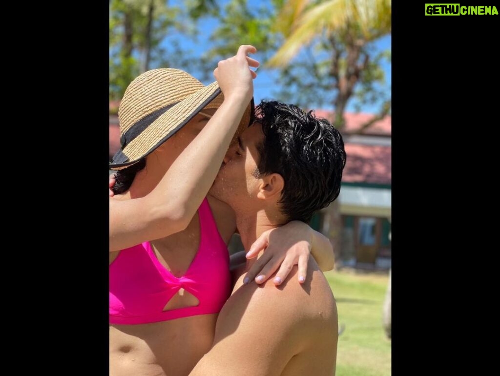 Ektor Rivera Instagram - Yara cumple hoy… en su cara (y en la mía) la felicidad más grande de estar en la isla y en familia. 🇵🇷Felicidades mi amor, eres un alboroto de alegría en nuestras vidas! 😄 Por eso te amamos tanto!❤️ @yaralasanta Puerto Rico