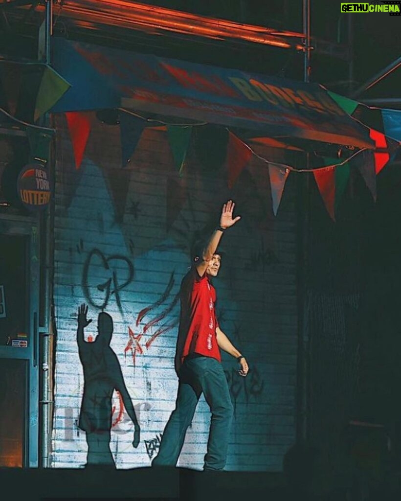 Ektor Rivera Instagram - #InTheHeights celebra 15 años desde su estreno en Broadway!! Tuve la fortuna de hacerlo en Puerto Rico con un grupo de gente extraordinario. 🇵🇷 La representación que nos dio esta producción a nivel global es un orgullo. Gracias @lin_manuel y a todos los que formaron parte de su estreno en Broadway. Felicidades! 👏👏👏❤️