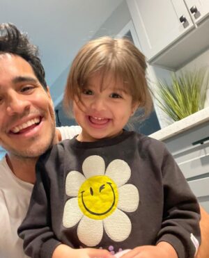 Ektor Rivera Instagram - Dios se manifiesta en tu sonrisa.✨Te amo, Bría 🌸💕
