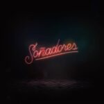 Ektor Rivera Instagram – Soñadores es una serie musical divertida, arriesgada y muy adelantada a sus tiempos, que por años nos mantuvo en negociaciones con varias cadenas de televisión, pero luego de varios intentos el proyecto se cayó. El temor de producir el primer musical en la historia de la televisión latina, pudo más. Luego de siete años, con una nueva fe, decidimos compartir el tráiler de SOÑADORES, con la ilusión de unir fuerzas y conseguir una casa productora que sí apueste a este proyectazo único que con tanto amor trabajamos. ¡Qué lo disfruten! SOMOS SOÑADORES.
✍️Creador: @lennie.disanto