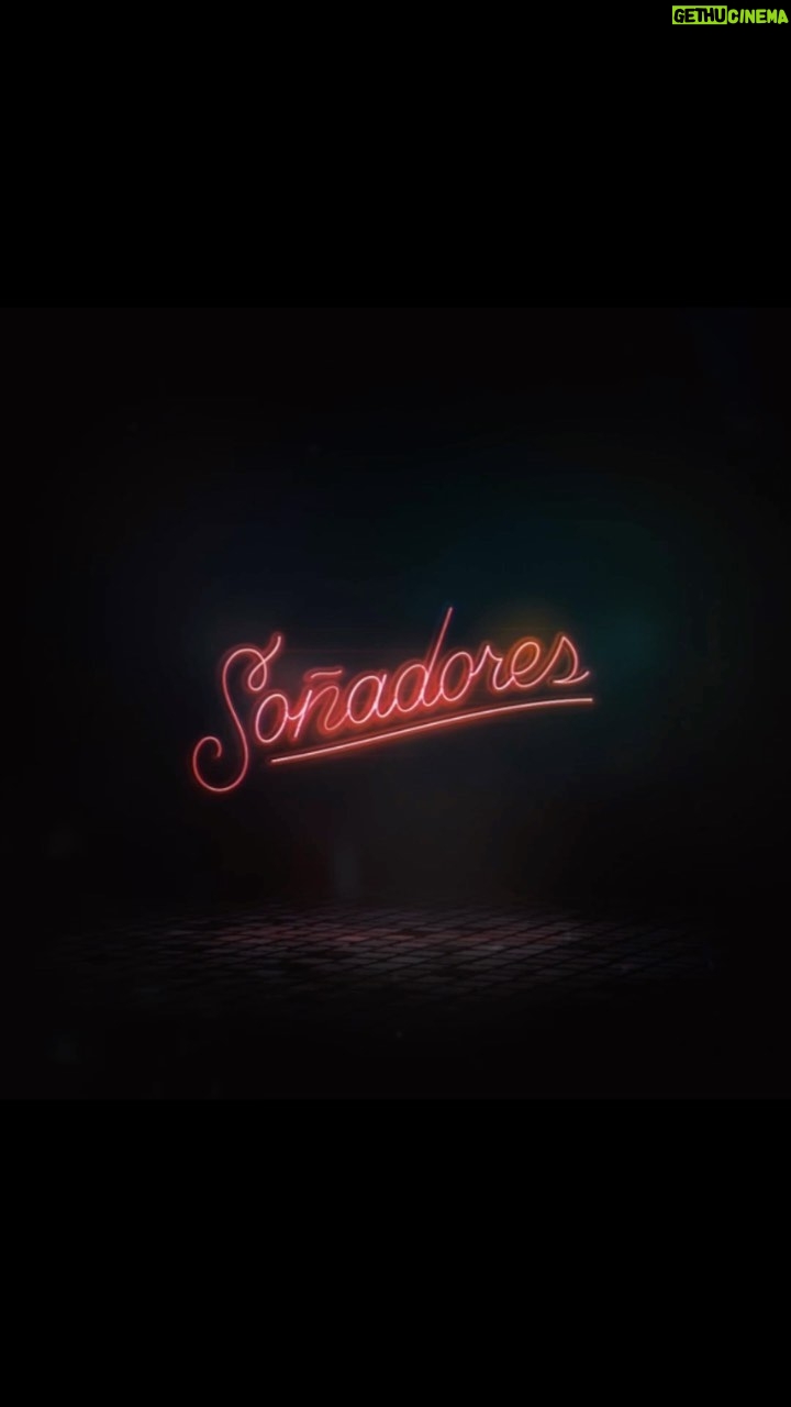 Ektor Rivera Instagram - Soñadores es una serie musical divertida, arriesgada y muy adelantada a sus tiempos, que por años nos mantuvo en negociaciones con varias cadenas de televisión, pero luego de varios intentos el proyecto se cayó. El temor de producir el primer musical en la historia de la televisión latina, pudo más. Luego de siete años, con una nueva fe, decidimos compartir el tráiler de SOÑADORES, con la ilusión de unir fuerzas y conseguir una casa productora que sí apueste a este proyectazo único que con tanto amor trabajamos. ¡Qué lo disfruten! SOMOS SOÑADORES. ✍️Creador: @lennie.disanto