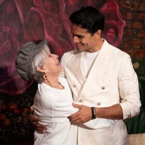 Ektor Rivera Instagram - The past few days have been amazing. Expressing my admiration to Rita Moreno through one of my paintings is a true blessing. Sharing that moment with Lin-Manuel Miranda and his family was really special. I was able to see the little girl in Rita’s eyes, and that’s an experience I will never forget. 🌺🇵🇷❤️ Thank you @endervega @lin_manuel @vegalteno 
-
Los pasados días han sido increíbles. Expresarle a Rita Moreno mi admiración a través de una de mis pinturas es un sueño hecho realidad. Compartir ese momento con Lin-Manuel y familia fue bien especial. Pude ver de frente a la niña en los ojos de Rita y eso es una experiencia que nunca voy a olvidar. 🙏
-
👔 @edcoriano @boss