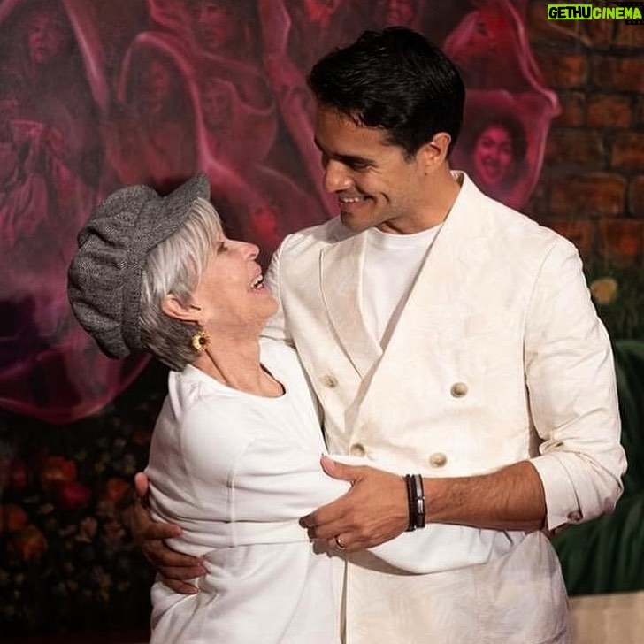 Ektor Rivera Instagram - The past few days have been amazing. Expressing my admiration to Rita Moreno through one of my paintings is a true blessing. Sharing that moment with Lin-Manuel Miranda and his family was really special. I was able to see the little girl in Rita’s eyes, and that’s an experience I will never forget. 🌺🇵🇷❤️ Thank you @endervega @lin_manuel @vegalteno - Los pasados días han sido increíbles. Expresarle a Rita Moreno mi admiración a través de una de mis pinturas es un sueño hecho realidad. Compartir ese momento con Lin-Manuel y familia fue bien especial. Pude ver de frente a la niña en los ojos de Rita y eso es una experiencia que nunca voy a olvidar. 🙏 - 👔 @edcoriano @boss Centro De Bellas Artes, Santurce