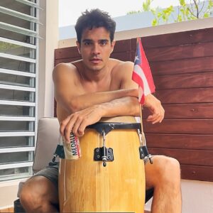 Ektor Rivera Instagram - Nací un 11 de febrero en Bayamón, Puerto Rico.🇵🇷 Han pasado un montón de años pero me siento igual que el chamaquito de la segunda foto.😂🍺🎉♒️☘️ Gracias a Dios por todas sus bendiciones.🙏