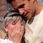 Ektor Rivera Instagram - Día inolvidable. Luego de casi 5 meses pintando esta pieza dedicada a Rita Moreno, hoy finalmente la develamos y su reacción jamás la voy a olvidar. Gracias Ender Vega, Lin-Manuel Miranda, Luis Miranda & familia, por confiar y hacerme parte de este reconocimiento a nuestra querida artista. La pintura estará en la colección permanente de @cbasanturce y eso es un lujo. Mañana les presentaré un video con el proceso para que puedan ver la pieza en detalle.🌸 @ektorrivera_art - Gracias @edcoriano y la familia de @boss por vestirme tan chévere para esta ocasión. - 🎥 @primerahora - @theritamoreno @lin_manuel @endervega @vegalteno