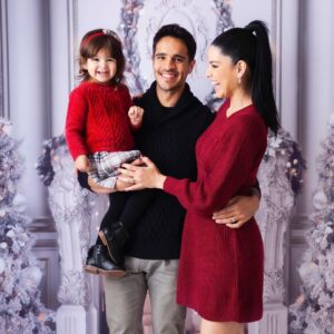 Ektor Rivera Instagram - Felicidades, familia!🎄Dios los bendiga!♥️ 
-
📸 @karimellyphotography