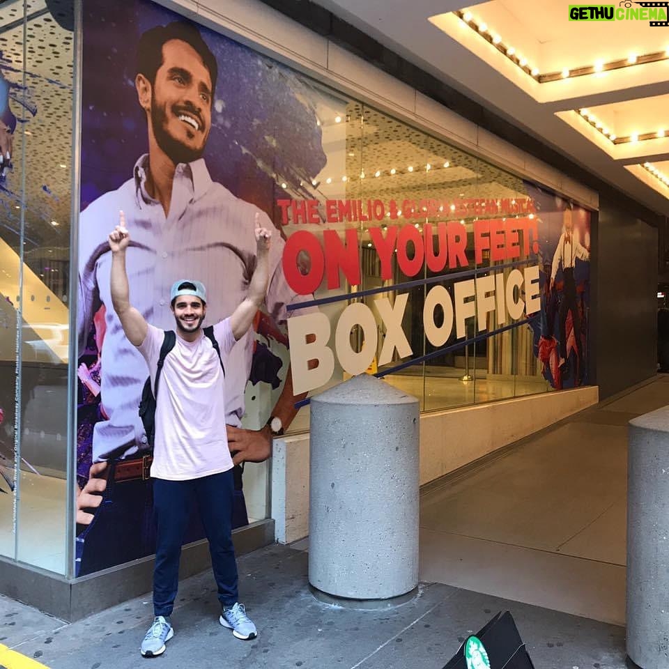 Ektor Rivera Instagram - #TB Esta imagen estuvo un año y pico en Times Square mientras protagonizaba el musical @onyourfeetbway en Broadway.🎭 Son de esas recompensas especiales (e inimaginables) que van llegando con el esfuerzo y la dedicación al trabajo. Hoy el recuerdo me ayuda a no olvidar mis procesos y a mantener el sueño vivo.✨ - En la segunda foto vean el momento exacto en que colocaron la imagen. Día lluvioso en NY. Yo iba caminando al teatro y no tenía idea que eso estaba pasando. New York City