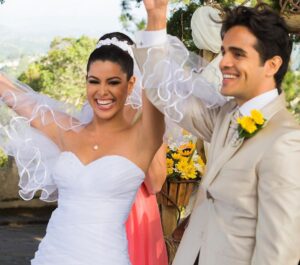 Ektor Rivera Instagram - Nueve años después y seguimos tan enamorados como el día en que nos dijimos “si, acepto”. Eso es vivir en la bendición de un amor fortalecido por un montón de experiencias. Feliz Aniversario, mi amor. Eres alegría en mi vida.♥️💐🥂🍾@yaralasanta