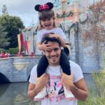 Ektor Rivera Instagram - Hoy mi hija cumple dos años. Si comenzara a describir lo que su presencia ha significado en mi vida no terminaría nunca. El amor es tanto que las palabras se quedan cortas. Así que mejor les comparto unas fotitos recientes que me llenan el corazón. Te amo, Bría.💕 #BirthdayGirl #2 🎈