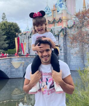 Ektor Rivera Instagram - Hoy mi hija cumple dos años. Si comenzara a describir lo que su presencia ha significado en mi vida no terminaría nunca. El amor es tanto que las palabras se quedan cortas. Así que mejor les comparto unas fotitos recientes que me llenan el corazón. Te amo, Bría.💕 #BirthdayGirl #2 🎈