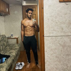 Ektor Rivera Instagram - De vez en cuando me tiro estas fotos charras pa recordarme que ya son un montón de años de paciencia y disciplina, y gracias a Dios sigo en el juego. No es llegar, es mantenerse…. y eso no es cosa fácil.
La foto es del mes pasado, en Hawaii, el último día de filmación de ‘Groundswell’, película que sale el 21 de Agosto en TV nacional. Pendientes! 🎞