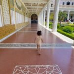 Ektor Rivera Instagram - Run, Bría, Run! 🎠💕😅 Ayer llevamos a Bría a un museo y fue como inyectarle 125 unidades de cafeína en el sistema… y así siguió hasta las 10:30pm.🙃 El arte provoca estas cosas, jaja! Getty Villa Museum