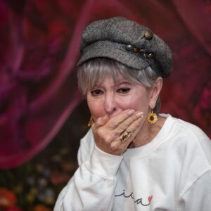Ektor Rivera Instagram - The past few days have been amazing. Expressing my admiration to Rita Moreno through one of my paintings is a true blessing. Sharing that moment with Lin-Manuel Miranda and his family was really special. I was able to see the little girl in Rita’s eyes, and that’s an experience I will never forget. 🌺🇵🇷❤️ Thank you @endervega @lin_manuel @vegalteno 
-
Los pasados días han sido increíbles. Expresarle a Rita Moreno mi admiración a través de una de mis pinturas es un sueño hecho realidad. Compartir ese momento con Lin-Manuel y familia fue bien especial. Pude ver de frente a la niña en los ojos de Rita y eso es una experiencia que nunca voy a olvidar. 🙏
-
👔 @edcoriano @boss