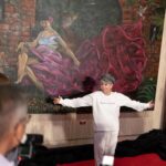 Ektor Rivera Instagram - The past few days have been amazing. Expressing my admiration to Rita Moreno through one of my paintings is a true blessing. Sharing that moment with Lin-Manuel Miranda and his family was really special. I was able to see the little girl in Rita’s eyes, and that’s an experience I will never forget. 🌺🇵🇷❤️ Thank you @endervega @lin_manuel @vegalteno - Los pasados días han sido increíbles. Expresarle a Rita Moreno mi admiración a través de una de mis pinturas es un sueño hecho realidad. Compartir ese momento con Lin-Manuel y familia fue bien especial. Pude ver de frente a la niña en los ojos de Rita y eso es una experiencia que nunca voy a olvidar. 🙏 - 👔 @edcoriano @boss Centro De Bellas Artes, Santurce