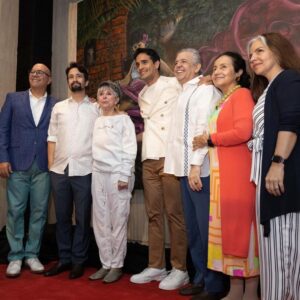 Ektor Rivera Instagram - The past few days have been amazing. Expressing my admiration to Rita Moreno through one of my paintings is a true blessing. Sharing that moment with Lin-Manuel Miranda and his family was really special. I was able to see the little girl in Rita’s eyes, and that’s an experience I will never forget. 🌺🇵🇷❤️ Thank you @endervega @lin_manuel @vegalteno 
-
Los pasados días han sido increíbles. Expresarle a Rita Moreno mi admiración a través de una de mis pinturas es un sueño hecho realidad. Compartir ese momento con Lin-Manuel y familia fue bien especial. Pude ver de frente a la niña en los ojos de Rita y eso es una experiencia que nunca voy a olvidar. 🙏
-
👔 @edcoriano @boss