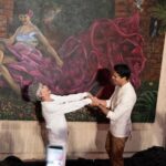 Ektor Rivera Instagram – The past few days have been amazing. Expressing my admiration to Rita Moreno through one of my paintings is a true blessing. Sharing that moment with Lin-Manuel Miranda and his family was really special. I was able to see the little girl in Rita’s eyes, and that’s an experience I will never forget. 🌺🇵🇷❤️ Thank you @endervega @lin_manuel @vegalteno 
–
Los pasados días han sido increíbles. Expresarle a Rita Moreno mi admiración a través de una de mis pinturas es un sueño hecho realidad. Compartir ese momento con Lin-Manuel y familia fue bien especial. Pude ver de frente a la niña en los ojos de Rita y eso es una experiencia que nunca voy a olvidar. 🙏
–
👔 @edcoriano @boss Centro De Bellas Artes, Santurce