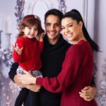 Ektor Rivera Instagram - Felicidades, familia!🎄Dios los bendiga!♥️ - 📸 @karimellyphotography