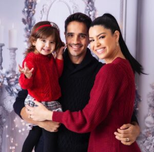 Ektor Rivera Instagram - Felicidades, familia!🎄Dios los bendiga!♥️ 
-
📸 @karimellyphotography