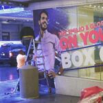 Ektor Rivera Instagram - #TB Esta imagen estuvo un año y pico en Times Square mientras protagonizaba el musical @onyourfeetbway en Broadway.🎭 Son de esas recompensas especiales (e inimaginables) que van llegando con el esfuerzo y la dedicación al trabajo. Hoy el recuerdo me ayuda a no olvidar mis procesos y a mantener el sueño vivo.✨ - En la segunda foto vean el momento exacto en que colocaron la imagen. Día lluvioso en NY. Yo iba caminando al teatro y no tenía idea que eso estaba pasando. New York City