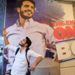 Ektor Rivera Instagram - #TB Esta imagen estuvo un año y pico en Times Square mientras protagonizaba el musical @onyourfeetbway en Broadway.🎭 Son de esas recompensas especiales (e inimaginables) que van llegando con el esfuerzo y la dedicación al trabajo. Hoy el recuerdo me ayuda a no olvidar mis procesos y a mantener el sueño vivo.✨ - En la segunda foto vean el momento exacto en que colocaron la imagen. Día lluvioso en NY. Yo iba caminando al teatro y no tenía idea que eso estaba pasando. New York City