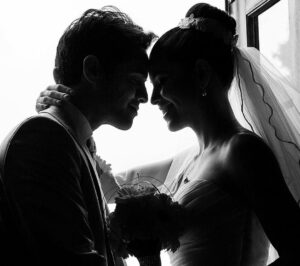 Ektor Rivera Instagram - Nueve años después y seguimos tan enamorados como el día en que nos dijimos “si, acepto”. Eso es vivir en la bendición de un amor fortalecido por un montón de experiencias. Feliz Aniversario, mi amor. Eres alegría en mi vida.♥️💐🥂🍾@yaralasanta