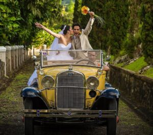Ektor Rivera Instagram - Nueve años después y seguimos tan enamorados como el día en que nos dijimos “si, acepto”. Eso es vivir en la bendición de un amor fortalecido por un montón de experiencias. Feliz Aniversario, mi amor. Eres alegría en mi vida.♥️💐🥂🍾@yaralasanta