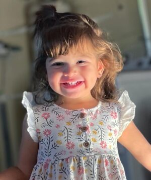 Ektor Rivera Instagram - Hoy mi hija cumple dos años. Si comenzara a describir lo que su presencia ha significado en mi vida no terminaría nunca. El amor es tanto que las palabras se quedan cortas. Así que mejor les comparto unas fotitos recientes que me llenan el corazón. Te amo, Bría.💕 #BirthdayGirl #2 🎈