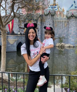 Ektor Rivera Instagram - Hoy mi hija cumple dos años. Si comenzara a describir lo que su presencia ha significado en mi vida no terminaría nunca. El amor es tanto que las palabras se quedan cortas. Así que mejor les comparto unas fotitos recientes que me llenan el corazón. Te amo, Bría.💕 #BirthdayGirl #2 🎈