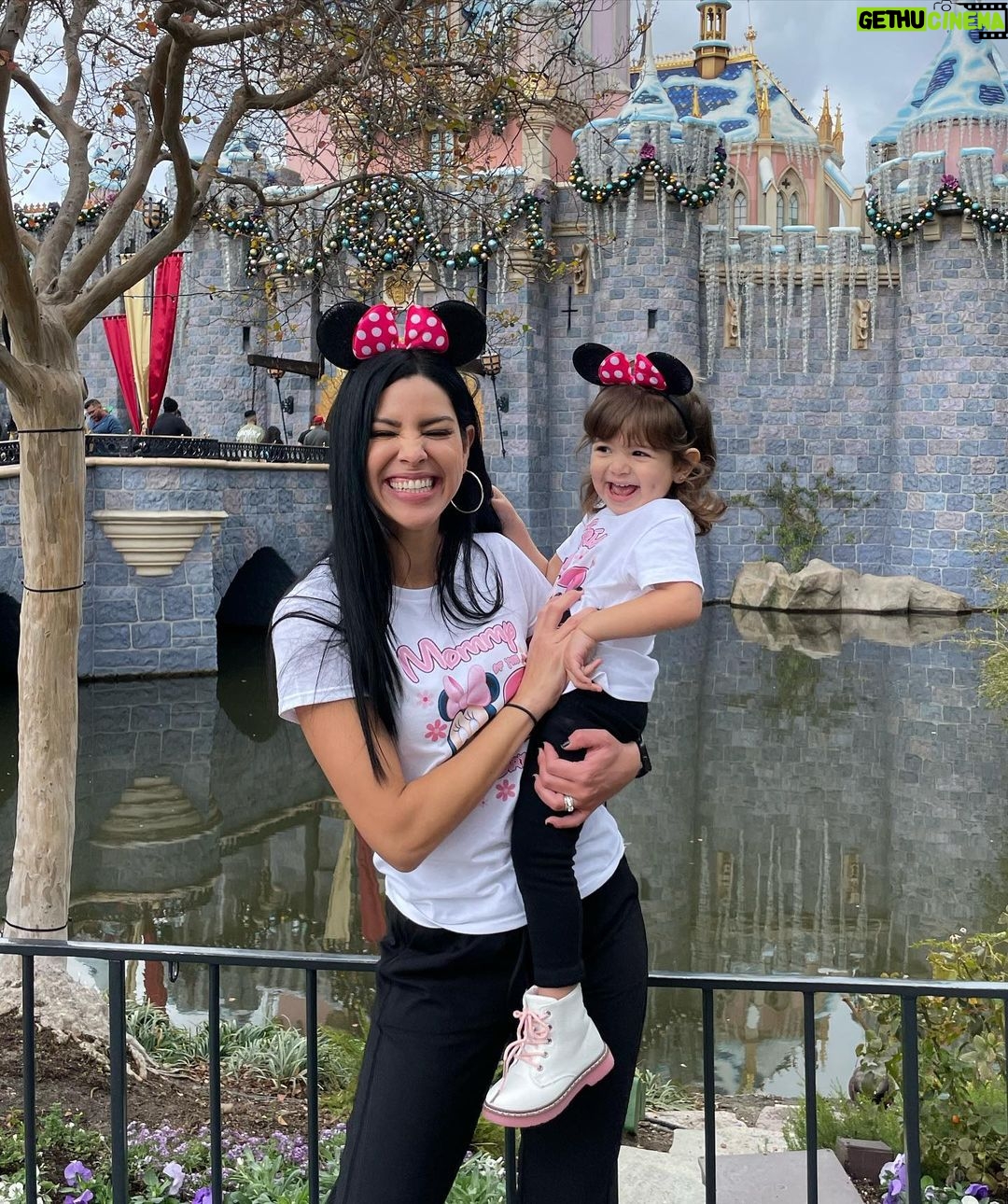Ektor Rivera - 2.8K Likes - Hoy mi hija cumple dos años. Si comenzara a describir lo que su presencia ha significado en mi vida no terminaría nunca. El amor es tanto que las palabras se quedan cortas. Así que mejor les comparto unas fotitos recientes que me llenan el corazón. Te amo, Bría.💕 #BirthdayGirl #2 🎈