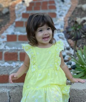 Ektor Rivera Instagram - Hoy mi hija cumple dos años. Si comenzara a describir lo que su presencia ha significado en mi vida no terminaría nunca. El amor es tanto que las palabras se quedan cortas. Así que mejor les comparto unas fotitos recientes que me llenan el corazón. Te amo, Bría.💕 #BirthdayGirl #2 🎈