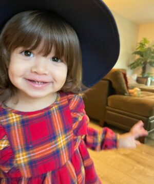 Ektor Rivera Instagram - Hoy mi hija cumple dos años. Si comenzara a describir lo que su presencia ha significado en mi vida no terminaría nunca. El amor es tanto que las palabras se quedan cortas. Así que mejor les comparto unas fotitos recientes que me llenan el corazón. Te amo, Bría.💕 #BirthdayGirl #2 🎈