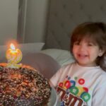 Ektor Rivera Instagram - Hoy mi hija cumple dos años. Si comenzara a describir lo que su presencia ha significado en mi vida no terminaría nunca. El amor es tanto que las palabras se quedan cortas. Así que mejor les comparto unas fotitos recientes que me llenan el corazón. Te amo, Bría.💕 #BirthdayGirl #2 🎈