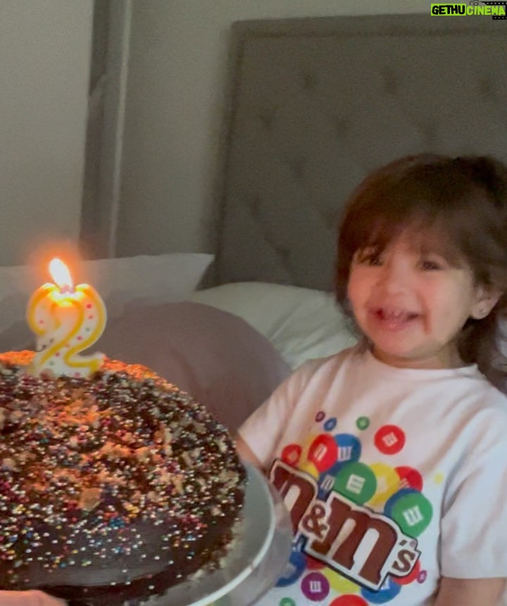 Ektor Rivera Instagram - Hoy mi hija cumple dos años. Si comenzara a describir lo que su presencia ha significado en mi vida no terminaría nunca. El amor es tanto que las palabras se quedan cortas. Así que mejor les comparto unas fotitos recientes que me llenan el corazón. Te amo, Bría.💕 #BirthdayGirl #2 🎈