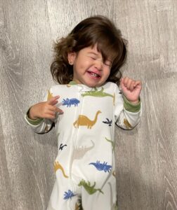 Ektor Rivera Instagram - Hoy mi hija cumple dos años. Si comenzara a describir lo que su presencia ha significado en mi vida no terminaría nunca. El amor es tanto que las palabras se quedan cortas. Así que mejor les comparto unas fotitos recientes que me llenan el corazón. Te amo, Bría.💕 #BirthdayGirl #2 🎈