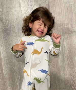 Ektor Rivera Instagram - Hoy mi hija cumple dos años. Si comenzara a describir lo que su presencia ha significado en mi vida no terminaría nunca. El amor es tanto que las palabras se quedan cortas. Así que mejor les comparto unas fotitos recientes que me llenan el corazón. Te amo, Bría.💕 #BirthdayGirl #2 🎈