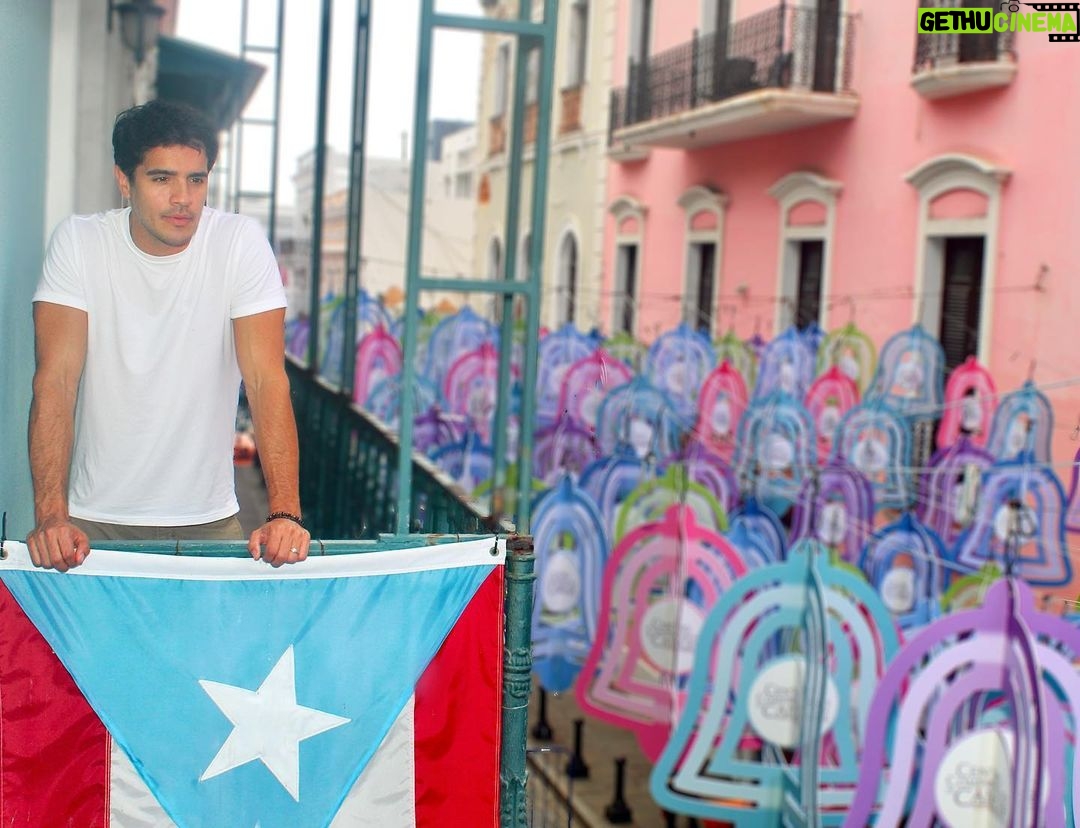 Ektor Rivera Instagram - Desde los balcones de la Fundación Nacional para la Cultura Popular, donde los medios de comunicación de distintos países tuvieron acceso como centro de operaciones para difundir la noticia del movimiento histórico del Verano del ‘19 a nivel global. La fundación es una joya cultural. Los invito a colaborar con esta organización que custodia el legado de nuestros artistas y de todos los hechos que marcan la historia cultural del país. Gracias Javier Santiago por su extraordinaria labor. @fncppr - 📸 @eggytrlaspiedras