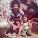 Ektor Rivera Instagram – Con Papi.❤️
En esta foto tengo más o menos la edad de Bría. El ejemplo de mi padre me define en inspiración y el amor de mi hija completó mi propósito. #HappyFathersDay 💙 @riverpas